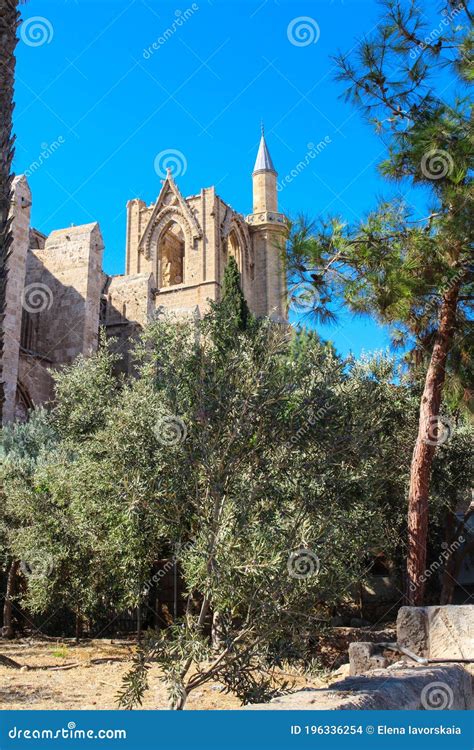 Vue Par Les Arbres De La Cath Drale Saint Nicolas Mosqu E Lala Mustafa