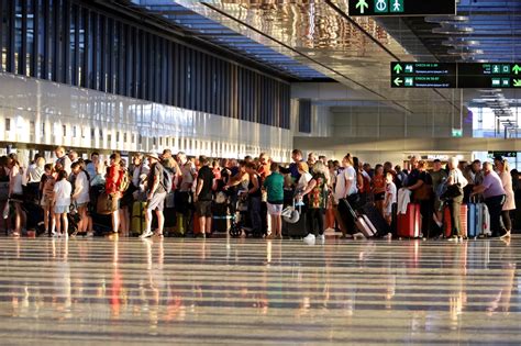 POČEĆE DA OGRANIČAVAJU BROJ PUTNIKA Aerodromi prinuđeni na radikalne