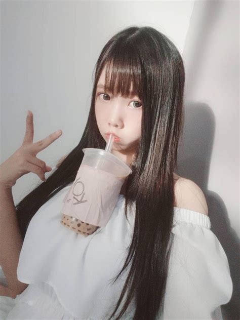 Trào lưu mới siêu bổ mắt của các hot girl Nhật Bản Thử thách uống trà sữa bằng ngực khủng