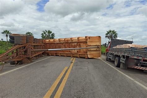 Caminhão Tomba E Interdita Trecho Da Br 020 Em Caucaia