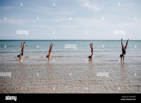 Mutter tochter bikini Fotos und Bildmaterial in hoher Auflösung Alamy