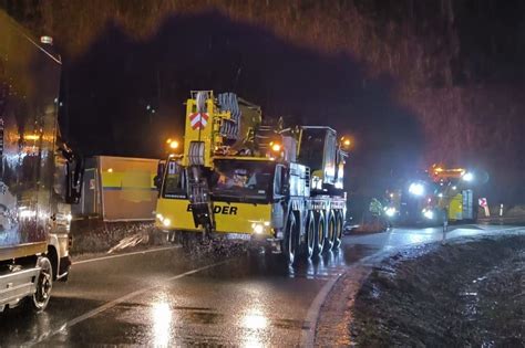 Sattelzug Unfall nahe Altmannstein sorgt für mehrstündige Vollsperrung