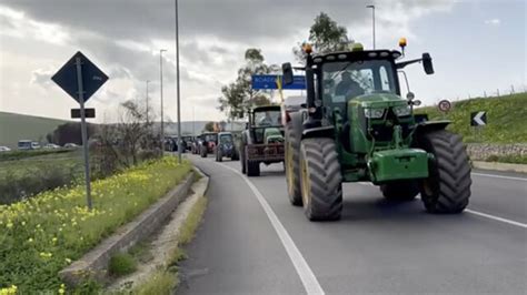 Agricoltori Protesta Anche Oggi Trattori In Lombardia E A Sud Italia