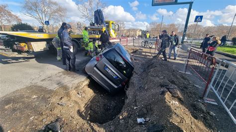 Roma Si Distrae Alla Guida E Con La Smart Finisce In Una Buca