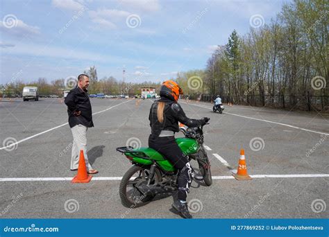 Una Joven Está Aprendiendo a Andar En Moto En Una Escuela De Moto Ella