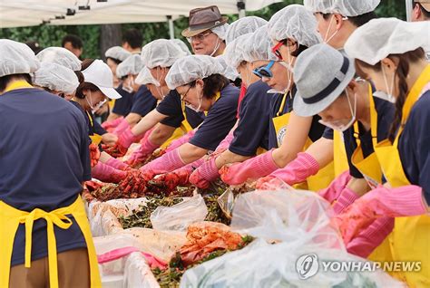 대한적십자 취약계층 위한 여름김장 나눔 연합뉴스