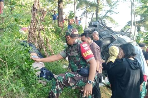 Foto Pikap Angkut Rombongan Hajatan Terjun Ke Jurang Di Brebes Tiga