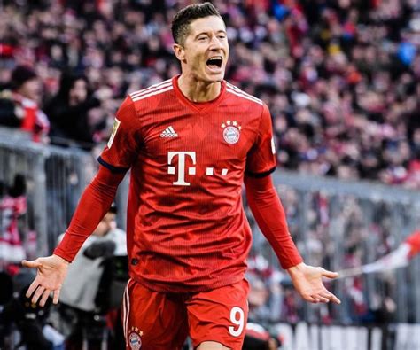 Robert Lewandowski Biography - Facts, Childhood, Family Life & Achievements