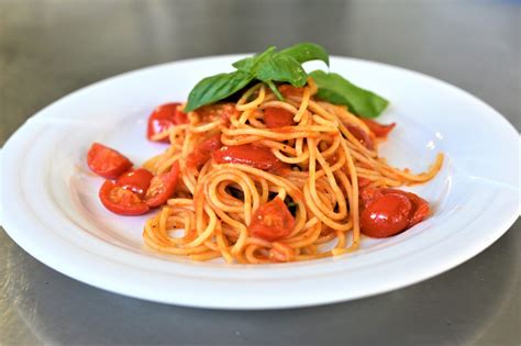 Ricetta Di Spaghetti Con Pomodoro Fresco E Basilico Alberto Arienti