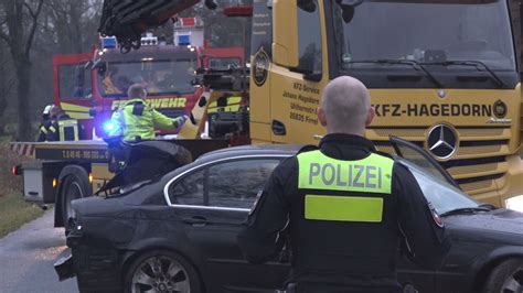 NonstopNews Pkw kommt in Linkskurve von Fahrbahn ab schleudert über