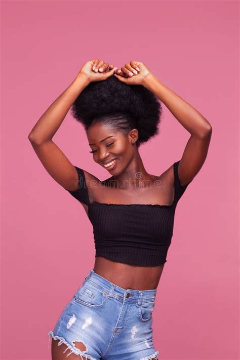 Jeune Fille Sûre De Sourire Afro américaine Avec Les Cheveux Afro