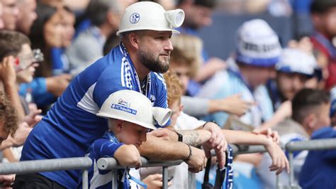 Einfach Stehen Gelassen Schalke Sorgt F R Unmut Bei Fans