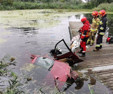 Wypadek w Brześciu Kujawskim Samochód wpadł do rzeki ZDJĘCIA