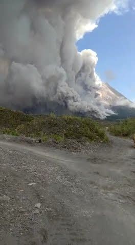 Terjadi Awanpanas Guguran Di Merapi Tanggal Maret Pukul