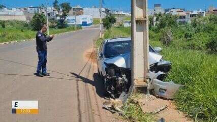 Jovem de 20 anos morre e outra fica ferida após batida de moto na