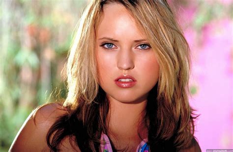 Porn Pictures Of Kari Hilton Taking Off Her Bikini And Getting Wet Photos