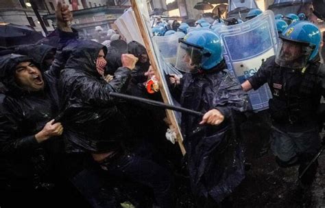 Tensione In Piazza Carit A Napoli Scontri Tra Manifestanti E Polizia