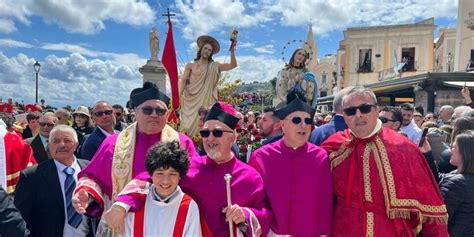 Lipari Parte La Processione E Spunta Il Sole Una Pasqua All Insegna