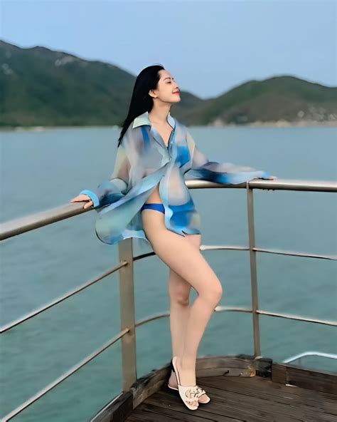 Chi Pu diện bikini khoe body