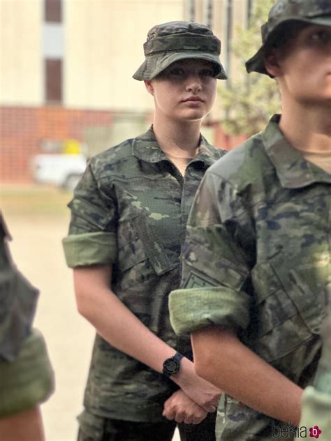 La Princesa Leonor Vistiendo El Uniforme En Su Primer D A En La