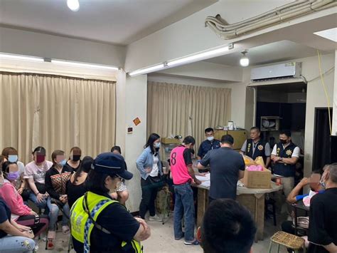 推筒子賭場藏身民宅 大園警攻堅逮獲32人