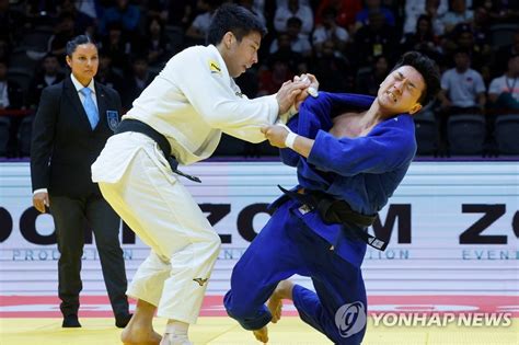 유도 세계선수권대회서 일본 나가세와 겨루는 유도 이준환 연합뉴스