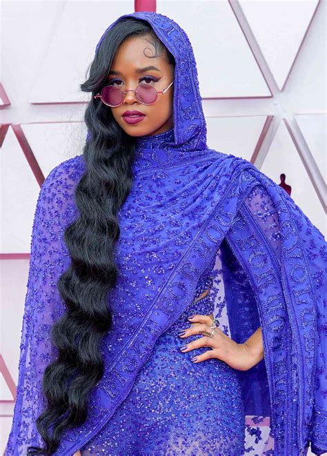 H.E.R. Wears Jumpsuit Inspired by Aretha Franklin to the 2022 Grammys