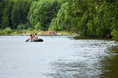 Les Touristes Naviguent En Bateau Sur La Volga Photo Premium