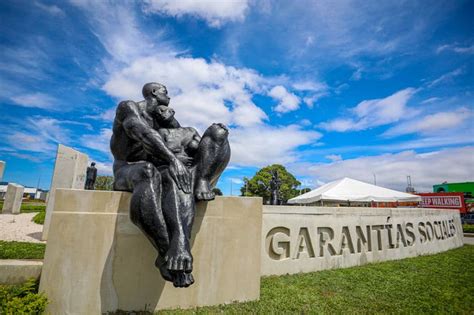 Develan Esculturas Del Monumento A Las Garant As Sociales En Rotonda De