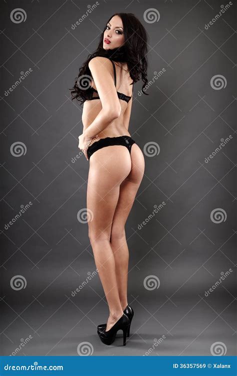 Sexy Brunette In Zwarte Lingerie En Hoge Hielen Stock Afbeelding Image Of Achtergrond