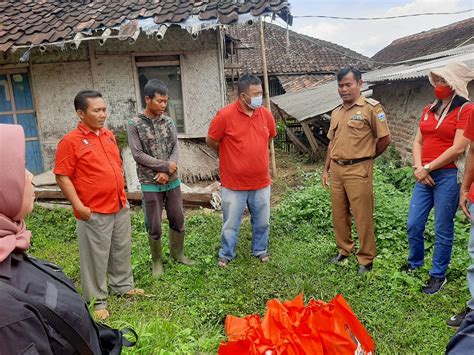 Kunjungi Rumah Reyot Di Dungusiku Ketua Dpc Pdi Perjuangan Garut Minta