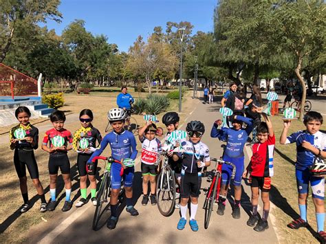 Los Chicos De La Escuela Municipal De Ciclismo Y Una Tremenda