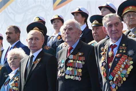 Défilé militaire et patriotisme russe à l aube du référendum de Poutine