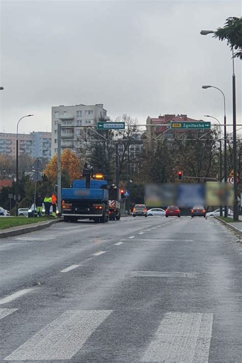 Utrudnienia na al Obrońców Tobruku w Olsztynie Jeden pas jest