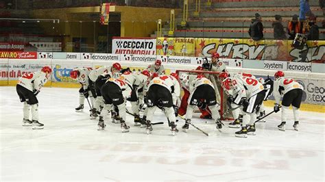 Der Tabellenf Hrer Kommt Nach Sterzing Alpshl Sportnews Bz