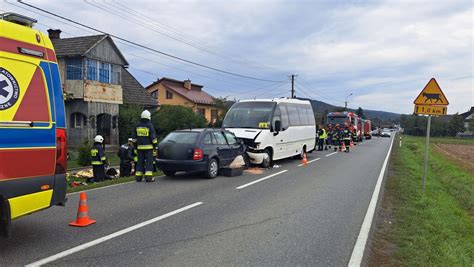 Wypadek na DW 980 w Faściszowej Kilka osób rannych po zderzeniu busa