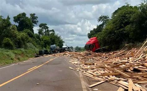 Carreta Tomba E Deixa Carga De Madeira Espalhada Pela Pista Na BR 163