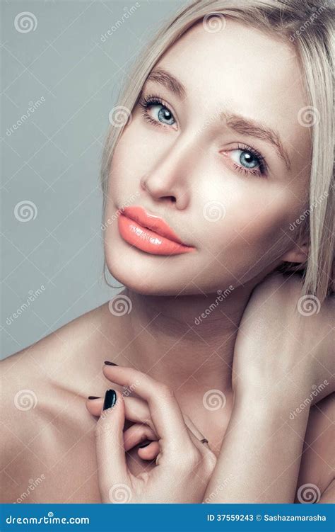 Portrait De Belle Jeune Femme Blonde Avec Le Visage Propre Image Stock Image Du Caucasien