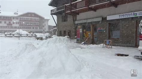 Cronaca Meteo Diretta Courmayeur Si Spala Neve Di Fronte A Case E