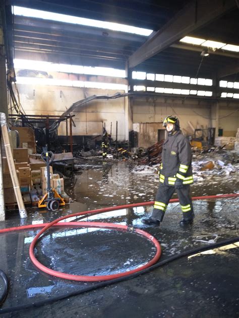 Cronaca Incendio In Un Capannone Nella Zona Industriale