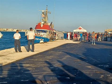 Bari Sbarcati 85 Migranti Dalla Nave Rise Above Lettera43