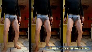 Exhibiendo el bulto que marca la verga y bolas vídeo porno gay Alejandro Mistral XVIDEOS