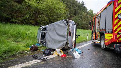 Autofahrer überholt auf A9 in Oberbayern rechts und wird bei Unfall