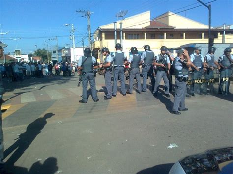 G1 Polícia usa bomba de efeito moral para conter confusão em Buri SP