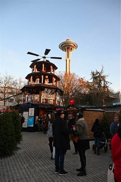 Seattle Christmas Market Scene With Holiday Light Flickr