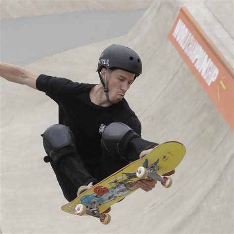 Shaun White Narrowly Advances to Semifinals at World Skateboarding ...