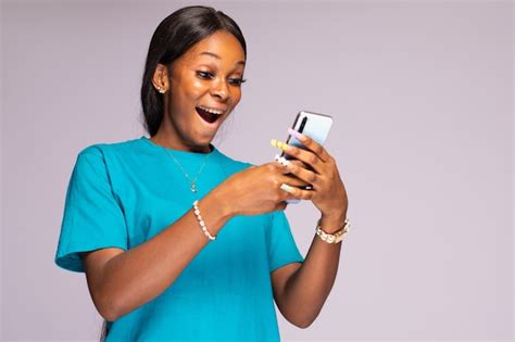 Premium Photo Young Black Woman Using Her Phone