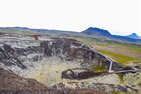 Vulcão inativo da cratera vulcânica de Grabrok musgo verde na