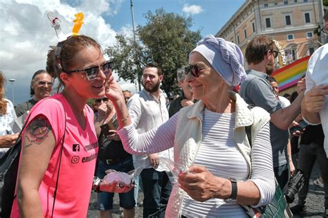 Il Gay Pride A Roma Al Grido Di Brigata Arcobaleno La Liberazione Continua Corriere It