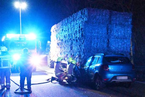 Autofahrerin Kracht In Traktor Anh Nger Fahrzeuge Ineinander Verkeilt